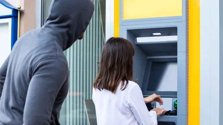 En redes sociales clientes de entidades financieras han difundido fotografías y videos de estos dispositivos, que generalmente son colocados en la parte superior del cajero