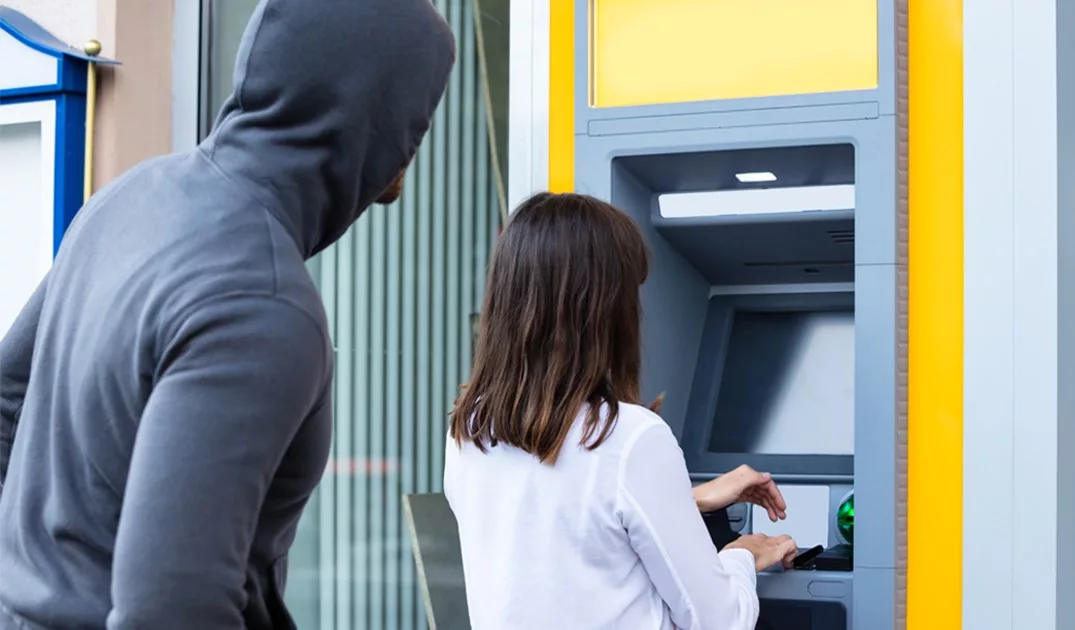 En redes sociales clientes de entidades financieras han difundido fotografías y videos de estos dispositivos, que generalmente son colocados en la parte superior del cajero