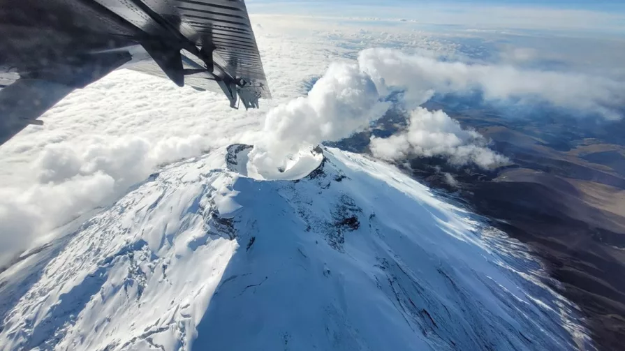 De acuerdo con un informe emitido por el Servicio Nacional de Gestión de Riesgos, la columna alcanzó los 1,8 kilómetros de altura. El dato para el reporte fue tomado del IG. En ese momento, la nube se dirigía hacia el noroeste del volcán Cotopaxi.