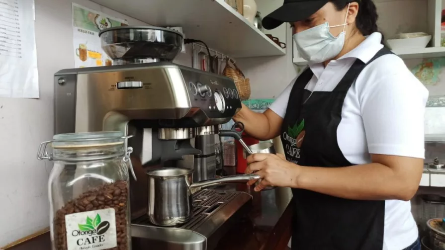Mario Guillén, productor de café en la parroquia Alluriquín, junto a su esposa Ximena Loaiza creó “Otonga Café”.