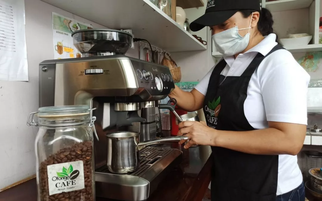 Mario Guillén, productor de café en la parroquia Alluriquín, junto a su esposa Ximena Loaiza creó “Otonga Café”.