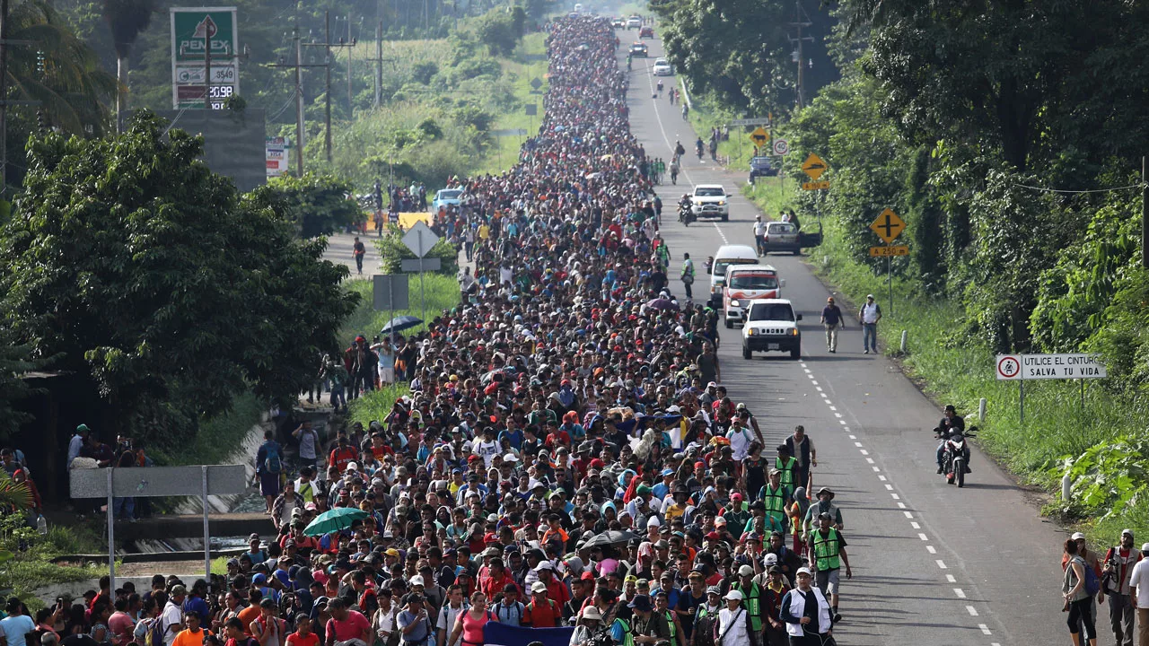 Pese a los retos del camino, familias enteras siguen avanzando desde Tapanatepec, en algunos tramos vigilados por la Guardia Nacional.