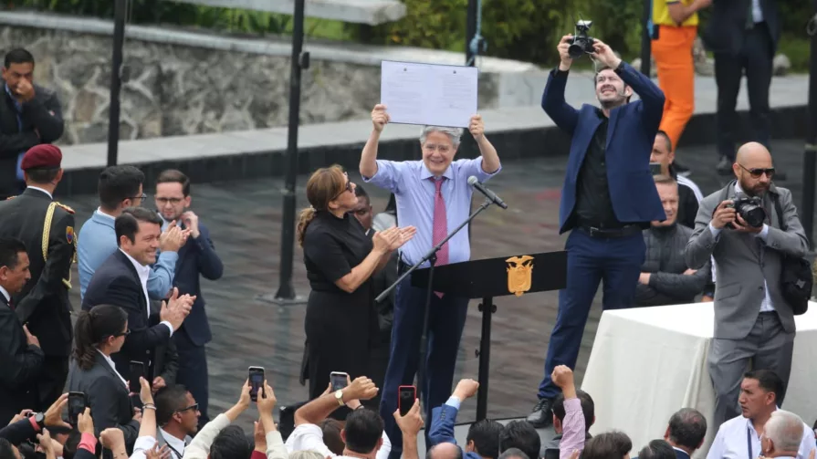 El proyecto fue entregado por Lasso en las manos de Virgilio Saquicela, presidente de la Asamblea Nacional, bajo el encargo de que sea tratado con urgencia y se dejen de lado las banderas políticas.