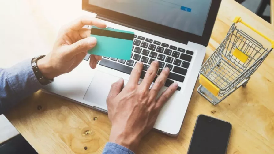 El gasto de los ecuatorianos a través de canales digitales es de $150 en promedio por cada compra. Pero en tecnología y moda la facturación supera esa cifra. Los clientes locales gastan $356 en cada compra de tecnología y $211 en ropa.