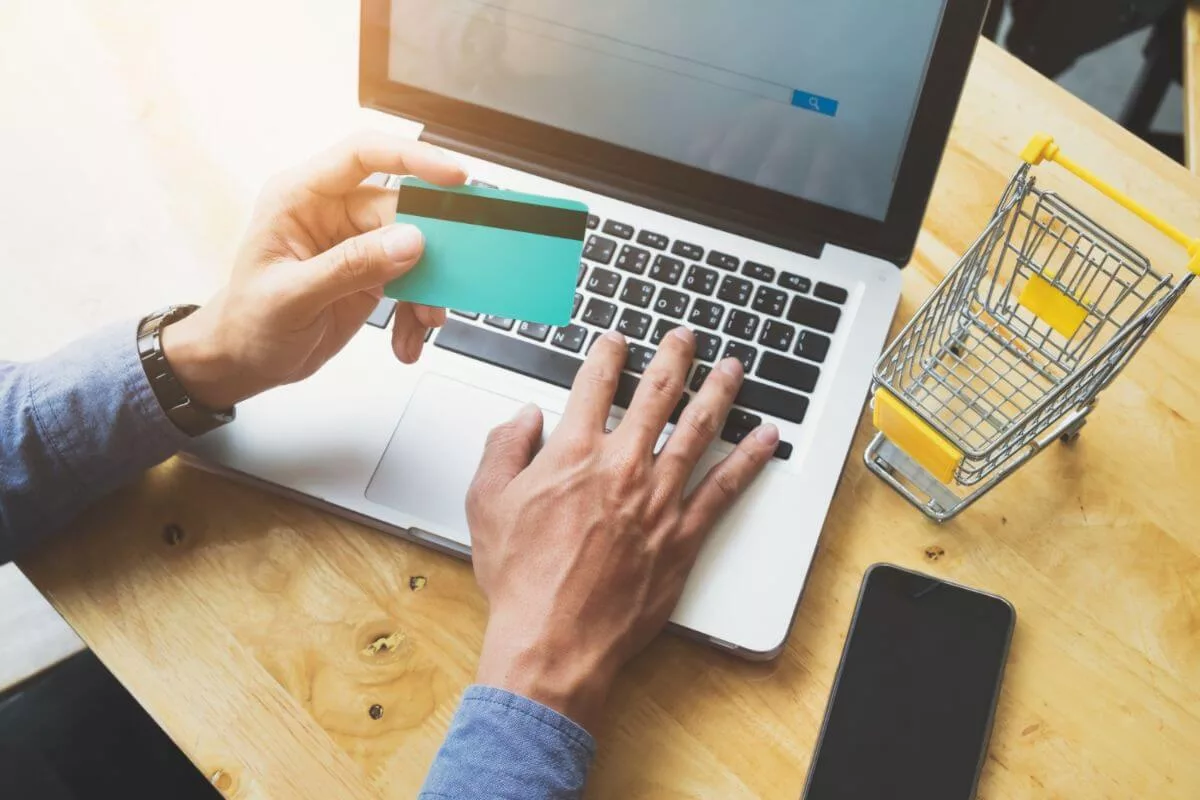 El gasto de los ecuatorianos a través de canales digitales es de $150 en promedio por cada compra. Pero en tecnología y moda la facturación supera esa cifra. Los clientes locales gastan $356 en cada compra de tecnología y $211 en ropa.