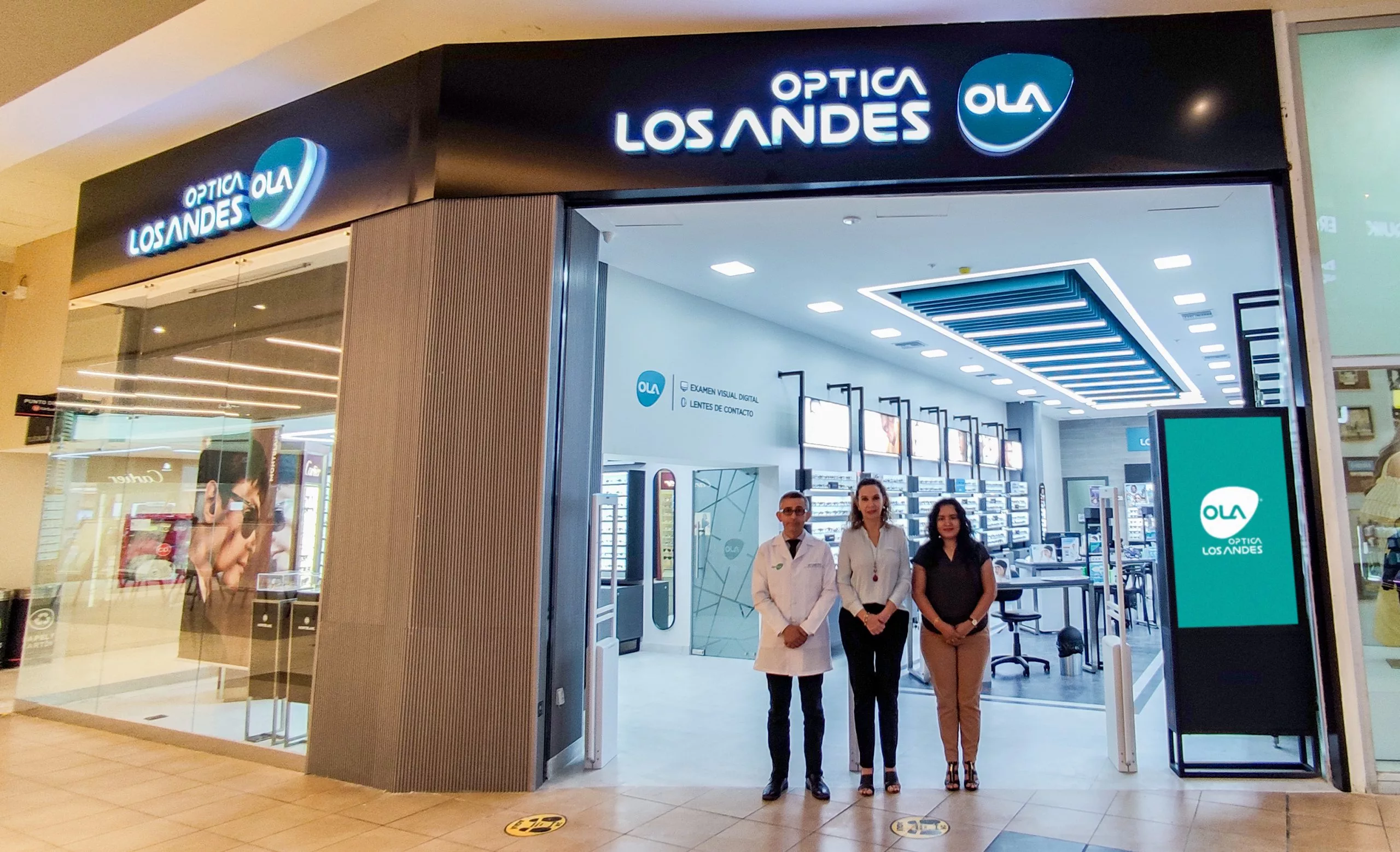 El negocio tiene más de cuarenta años en el mercado en los que ha ido creciendo y se convirtió en el Grupo Óptica Los Andes (OLA) que lo conforman las ópticas, Sunglass Hot, Indulentes y Eyes Illusion.