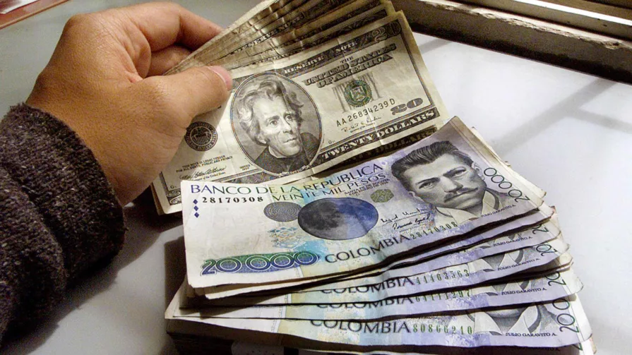 Cuando inició el mandato del presidente colombiano Gustavo Petro, el 7 de agosto de 2022, el dólar se cotizaba en 4337 pesos.
