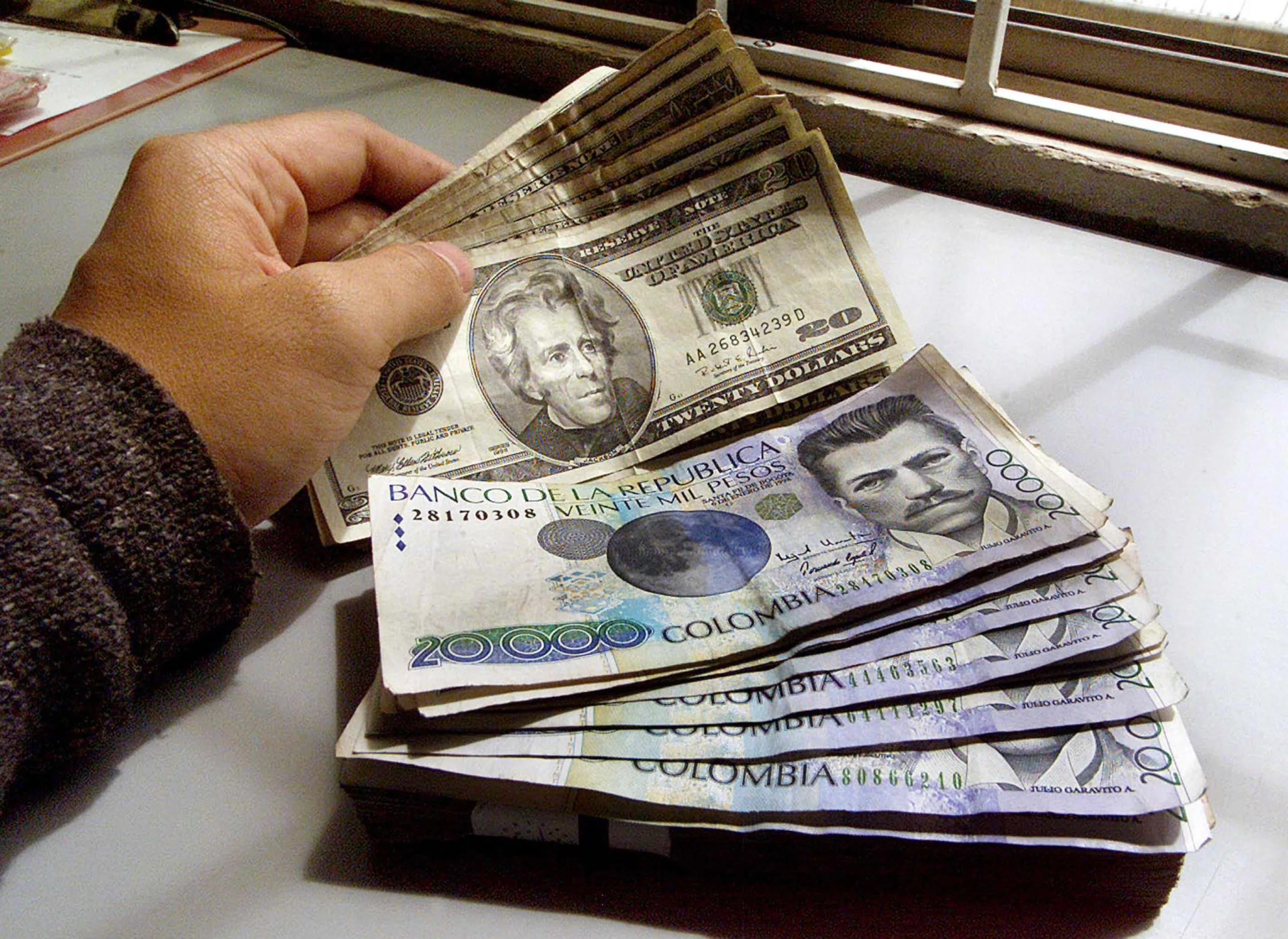 Cuando inició el mandato del presidente colombiano Gustavo Petro, el 7 de agosto de 2022, el dólar se cotizaba en 4337 pesos.