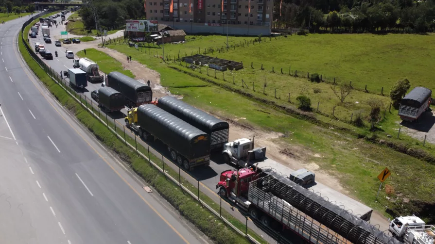 Los camiones con carga en esta situación deben cumplir el proceso de cambio de cabezal (enganche y desenganche).