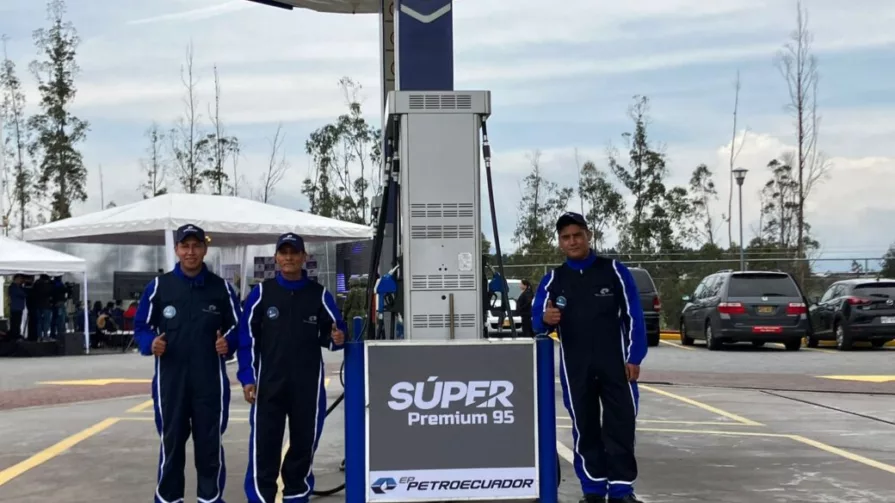 La petrolera estatal Petroecuador ajustó a la baja los precios de las gasolinas de alto octanaje.