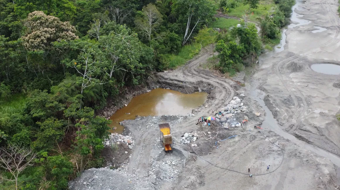 Mientras las inversiones formales se quedan varadas, en los últimos cinco años se han disparado los focos de minería ilegal en provincias como Napo, Imbabura, Los Ríos, Cuenca, Loja, entre otros.