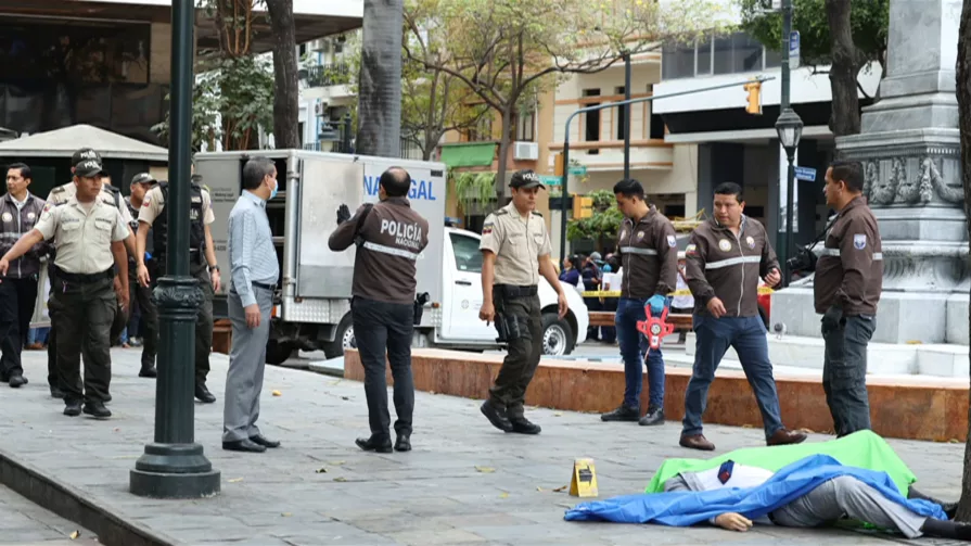 También, los niveles de inseguridad han llevado al Gobierno a recurrir a varios estados de excepción, sobre todo en ciudades como Esmeraldas y Guayaquil.