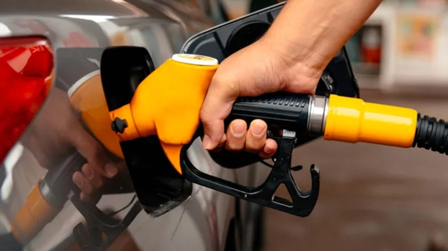 La razón es que el galón de la Eco cuesta $2,40 dólares y la ecoplus 89 vale $3,40 dólares. Entonces, el segmento que usa la Eco, prefiere la que cuesta menos.