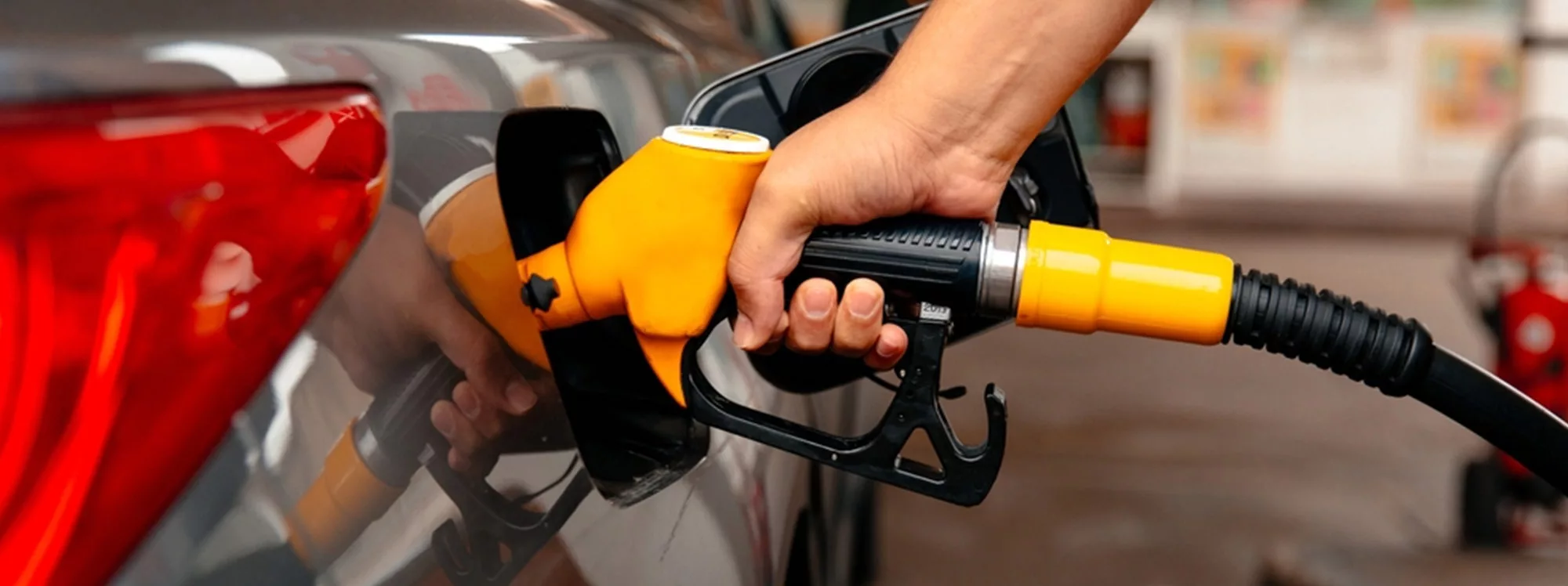 La razón es que el galón de la Eco cuesta $2,40 dólares y la ecoplus 89 vale $3,40 dólares. Entonces, el segmento que usa la Eco, prefiere la que cuesta menos.
