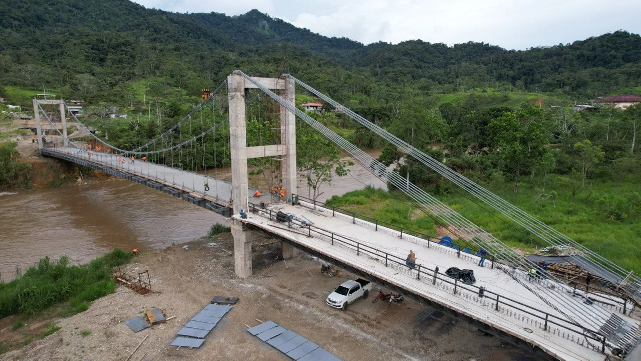 Este puente sobre el río Nangaritza, en el Sur de la Amazonía ecuatoriana, se construye con las siguientes características: longitud de 110 metros por 10 metros de ancho, 48 toneladas de soporte, acero estructural, losa de hormigón y accesos peatonales.