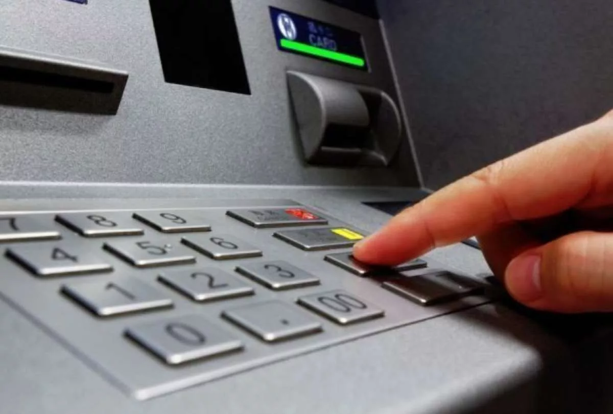 En los 4.894 cajeros automáticos los bancos pueden realizar transacciones bancarias como retiros y depósitos.