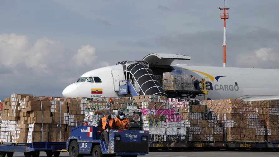 En la terminal de carga internacional operan cuatro empresas paletizadoras que se encargan de armar los palets de cajas de flores.