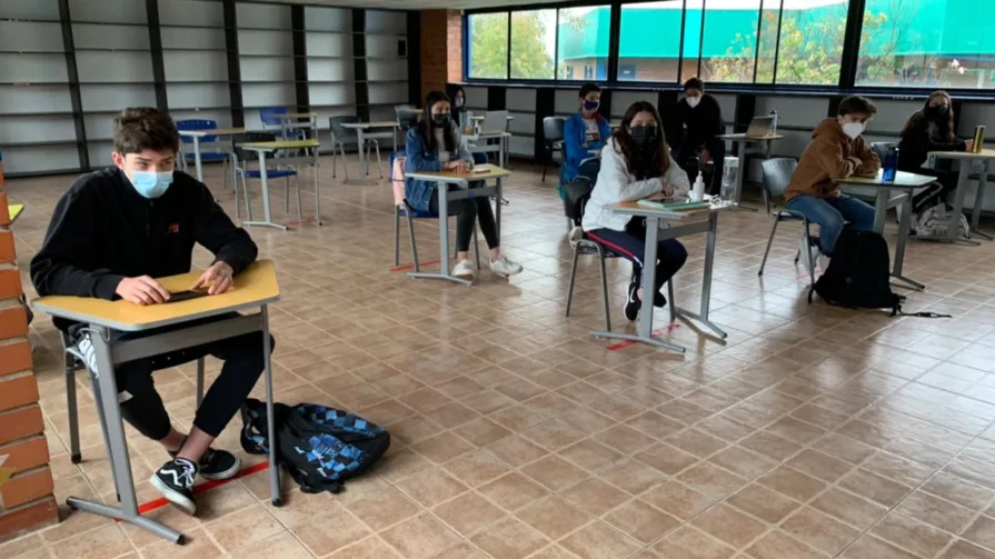 Lasso aseguró que se abrirán 3.300 plazas de empleo para docentes en 2023, y para 2025 contratarán a 1.700 docentes.