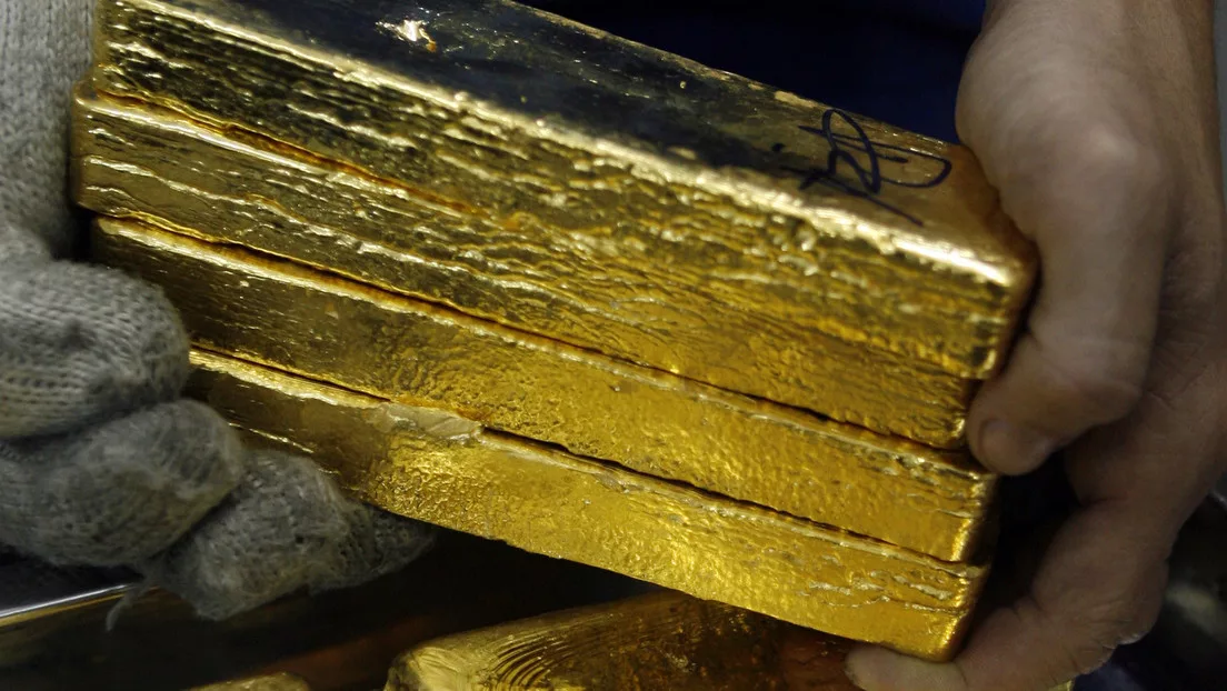 La decisión en Europa de subir las tasas de interés pesó negativamente sobre el dólar, lo que contribuyó a la fortaleza del oro.