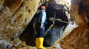 En Ecuador, según información del ministerio de Energía y minas, existen 1.486 concesiones mineras otorgadas para actividades de pequeña minería.
