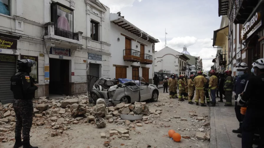 En el Centro Histórico de Cuenca la fachada de una casa patrimonial colapsó sobre un vehículo. Una persona falleció.