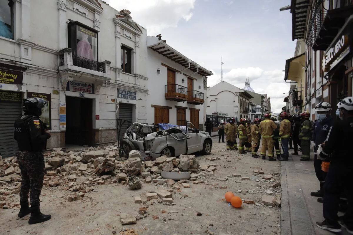En el Centro Histórico de Cuenca la fachada de una casa patrimonial colapsó sobre un vehículo. Una persona falleció.