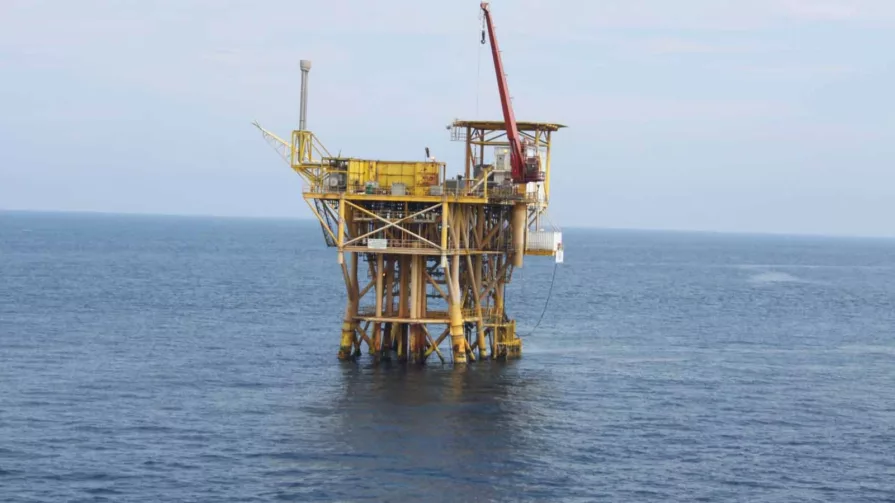 El gas natural es empleado en procesos industriales, como fabricación de cerámicas; y para la generación de energía eléctrica.
