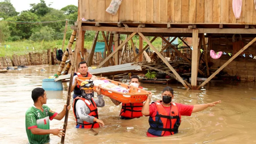 Al menos siete cantones en Ecuador se han declarado en emergencia en el país, debido al fuerte invierno y las inundaciones.
