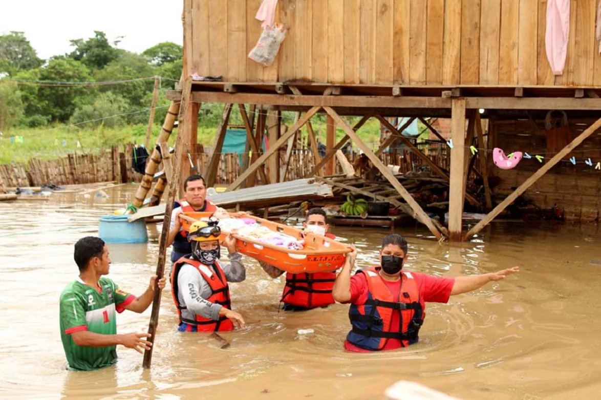 Al menos siete cantones en Ecuador se han declarado en emergencia en el país, debido al fuerte invierno y las inundaciones.