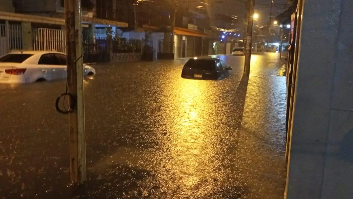 El aguacero inició cerca de las 18:30 y causó congestión vehicular en la avenida Narcisa de Jesús, las Américas y avenida Quito, entre otras vías principales.