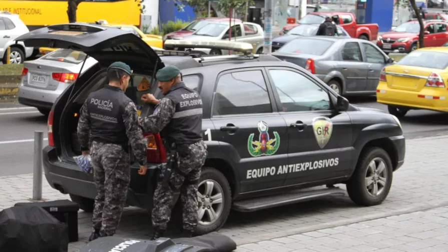 En las canteras se usa para romper rocas. Además, soporta la humedad, lo que facilita su transportación y almacenaje.