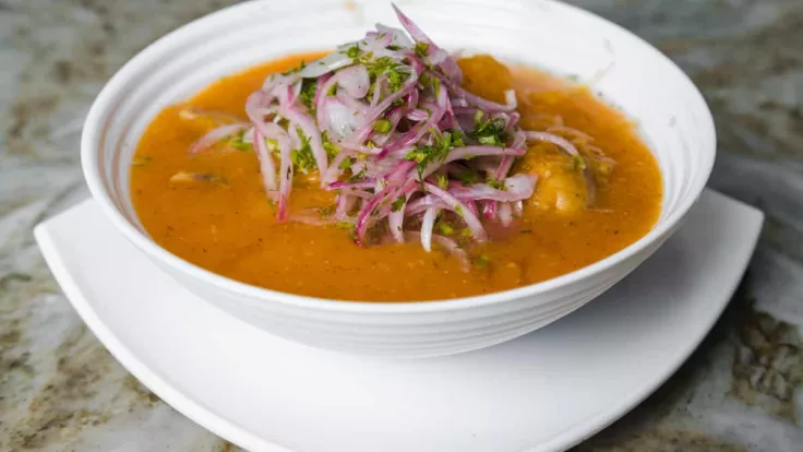 Se prepara con carne fresca de atún, raíz de yuca, tomates, cebollas, cilantro y varias especias, detalla el sitio gastronómico.