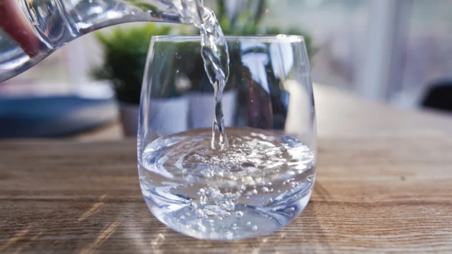Aqua Wise, un artefacto que capta la humedad presente en el ambiente, la procesa y la convierte en líquido apto para el consumo.