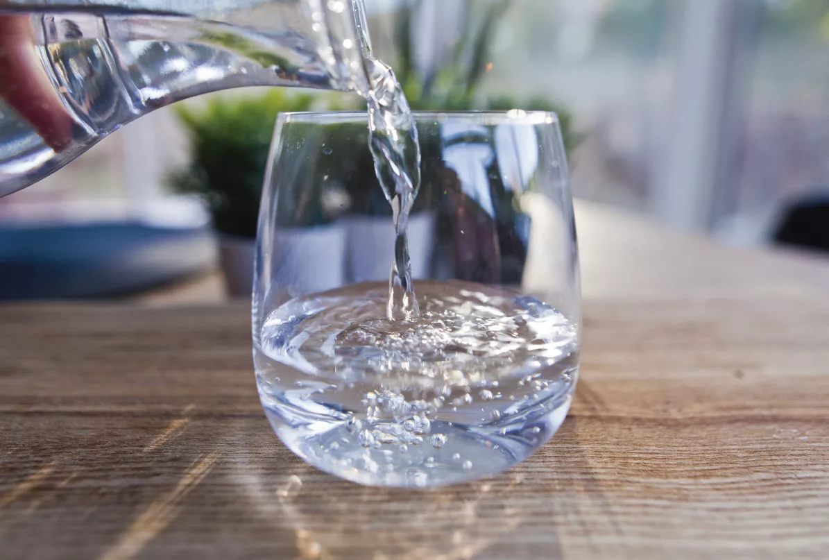 Aqua Wise, un artefacto que capta la humedad presente en el ambiente, la procesa y la convierte en líquido apto para el consumo.