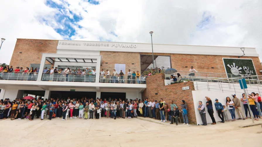 La moderna terminal terrestre cuenta con 10 andenes, 6 oficinas, 5 locales comerciales, 5 comedores, 1 patio de comida con capacidad para 120 personas.