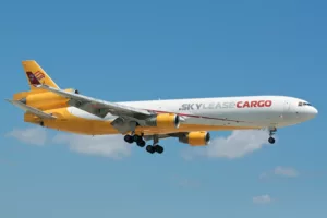 El Ministerio de Transporte y Obras Públicas aprobó operaciones para la aerolínea de carga Sky Lease.