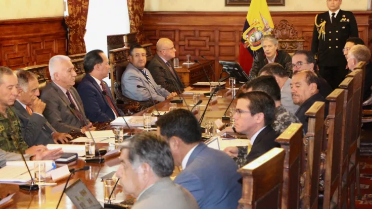 Según la Ley de Seguridad Pública y del Estado, el Cosepe puede recomendar al Presidente de la República la adopción de medidas de intervención en casos graves o amenazas que afecten la integridad de la población.