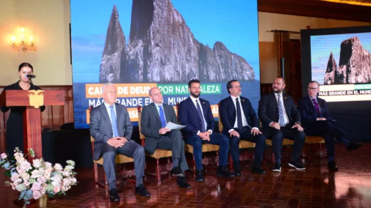 Arosemena explicó que Credit Suisse pagó alrededor de $0,40 por cada dólar de los bonos de deuda ecuatoriana. Ahora, Ecuador ya no tendrá que pagar los $1.630 millones de la deuda representada en estos bonos. En lugar de eso, el país pagará $656 millones.