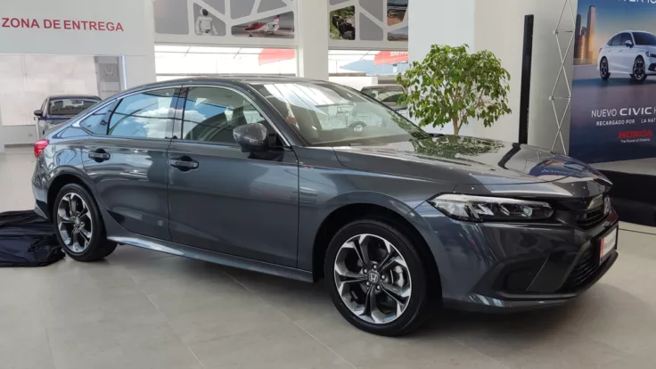 El motor híbrido de este vehículo combina un motor de gasolina con otro eléctrico lo que permite un funcionamiento más eficiente y un mayor ahorro de combustible.
