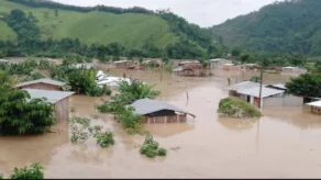En las parroquias Carlos Concha, Tabiazo y Vuelta Larga se esperaba la ayuda para las familias que se inundaron por la creciente del río Teaone.