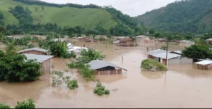 En las parroquias Carlos Concha, Tabiazo y Vuelta Larga se esperaba la ayuda para las familias que se inundaron por la creciente del río Teaone.