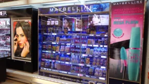 Los consumidores podrán encontrar más de 200 productos de la marca, como labiales, máscara de pestañas y bases de maquillaje. Los precios de Maybelline oscilan entre $10 y $30.