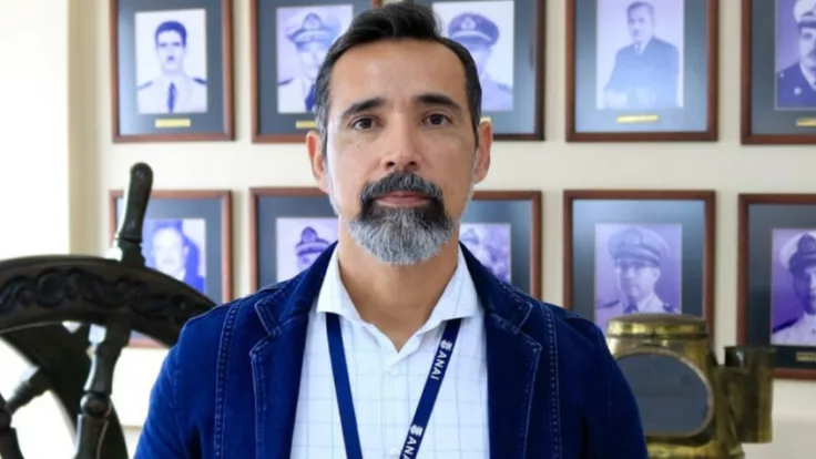 El maestro utiliza el videojuego en la asignatura de inglés, y funciona así: en lugar de enviar una tarea escrita para desarrollar en casa o una lectura para aprender palabras de memoria, el estudiante tiene su propio mundo en Minecraft donde práctica el idioma.