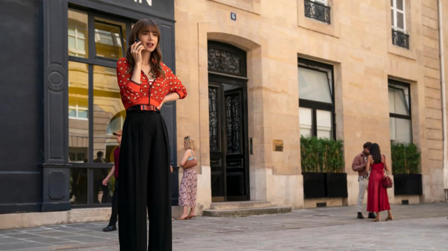 La protagonista de Emily in Paris es Lily Collins, hija de Phil Collins.