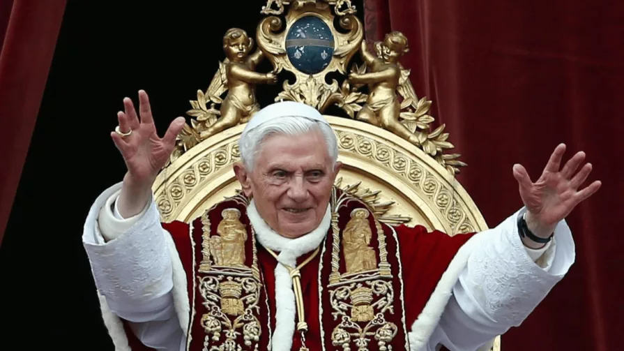 Benedicto XVI fue enterrado hoy en el Vaticano.