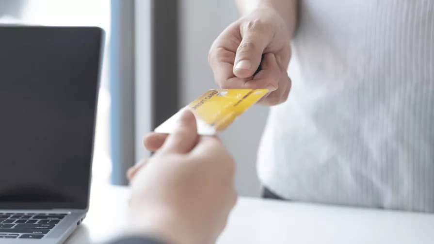 No dejes que el banco se quede con el saldo de una tarjeta bancaria.